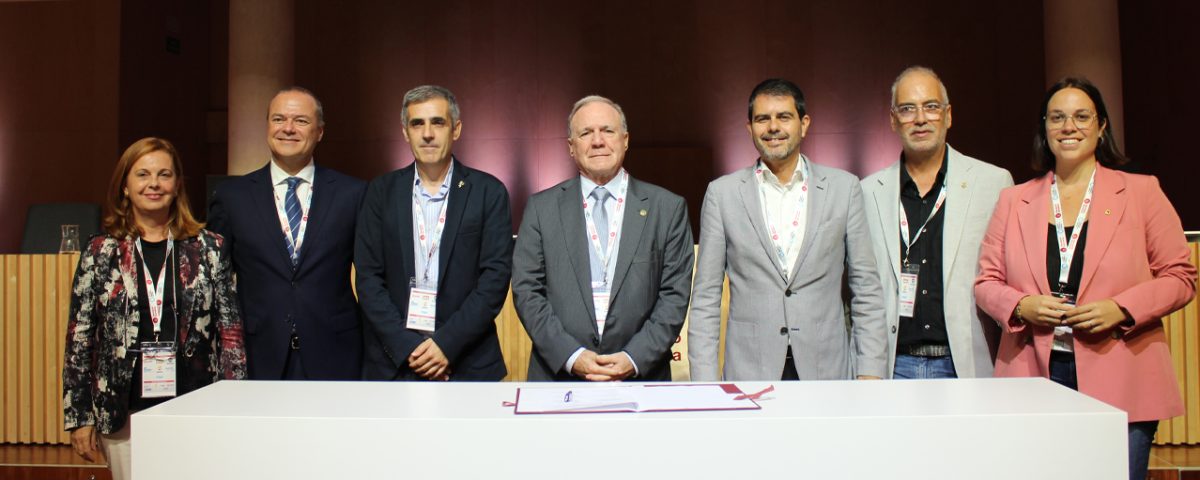 (de izda. a dcha.): María del Remedio Mazzolari Tortajada - Diputada del Área de Carreteras de la Diputación de Valencia. Augusto Hidalgo Macario - Consejero de Obras Públicas e Infraestructuras, Arquitectura y Vivienda del Cabildo de Gran Canaria. Abel González Ramiro - Diputado del Área de Infraestructuras, Movilidad y Ordenación del Territorio de la Diputación de Badajoz. Juan Francisco Lazcano – Presidente de la Asociación Española de la Carretera. Marc Castells Berzosa - Vicepresidente cuarto de la Diputación de Barcelona y Diputado delegado de Infraestructuras, Equipamiento y Patrimonio Arquitectónico. Alfons Casamajó i Carrera - Diputado de Red Viaria de la Diputación de Girona. Iris Castell Cid - Diputada del Área de Infraestructuras del Territorio de la Diputación de Tarragona.