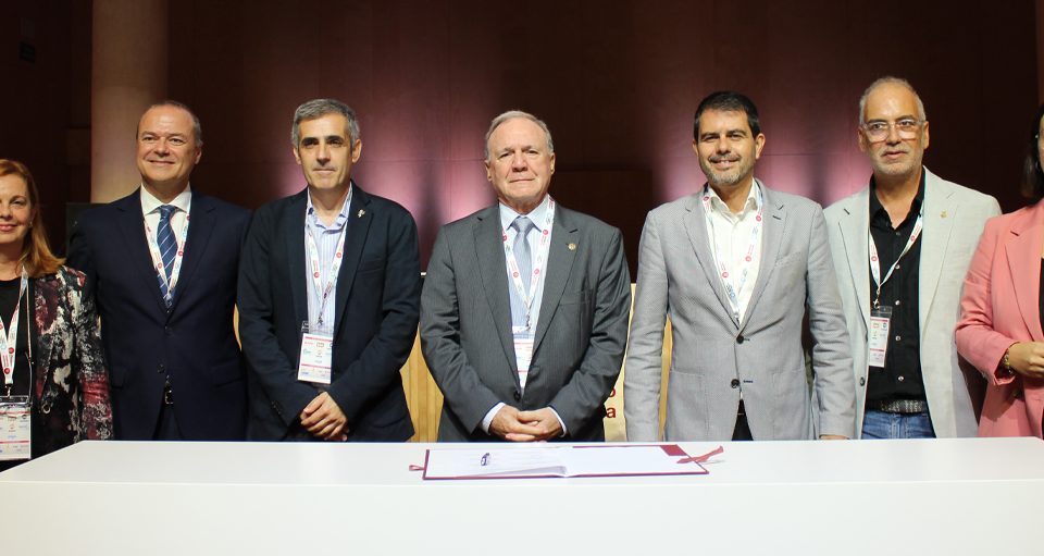 (de izda. a dcha.): María del Remedio Mazzolari Tortajada - Diputada del Área de Carreteras de la Diputación de Valencia. Augusto Hidalgo Macario - Consejero de Obras Públicas e Infraestructuras, Arquitectura y Vivienda del Cabildo de Gran Canaria. Abel González Ramiro - Diputado del Área de Infraestructuras, Movilidad y Ordenación del Territorio de la Diputación de Badajoz. Juan Francisco Lazcano – Presidente de la Asociación Española de la Carretera. Marc Castells Berzosa - Vicepresidente cuarto de la Diputación de Barcelona y Diputado delegado de Infraestructuras, Equipamiento y Patrimonio Arquitectónico. Alfons Casamajó i Carrera - Diputado de Red Viaria de la Diputación de Girona. Iris Castell Cid - Diputada del Área de Infraestructuras del Territorio de la Diputación de Tarragona.