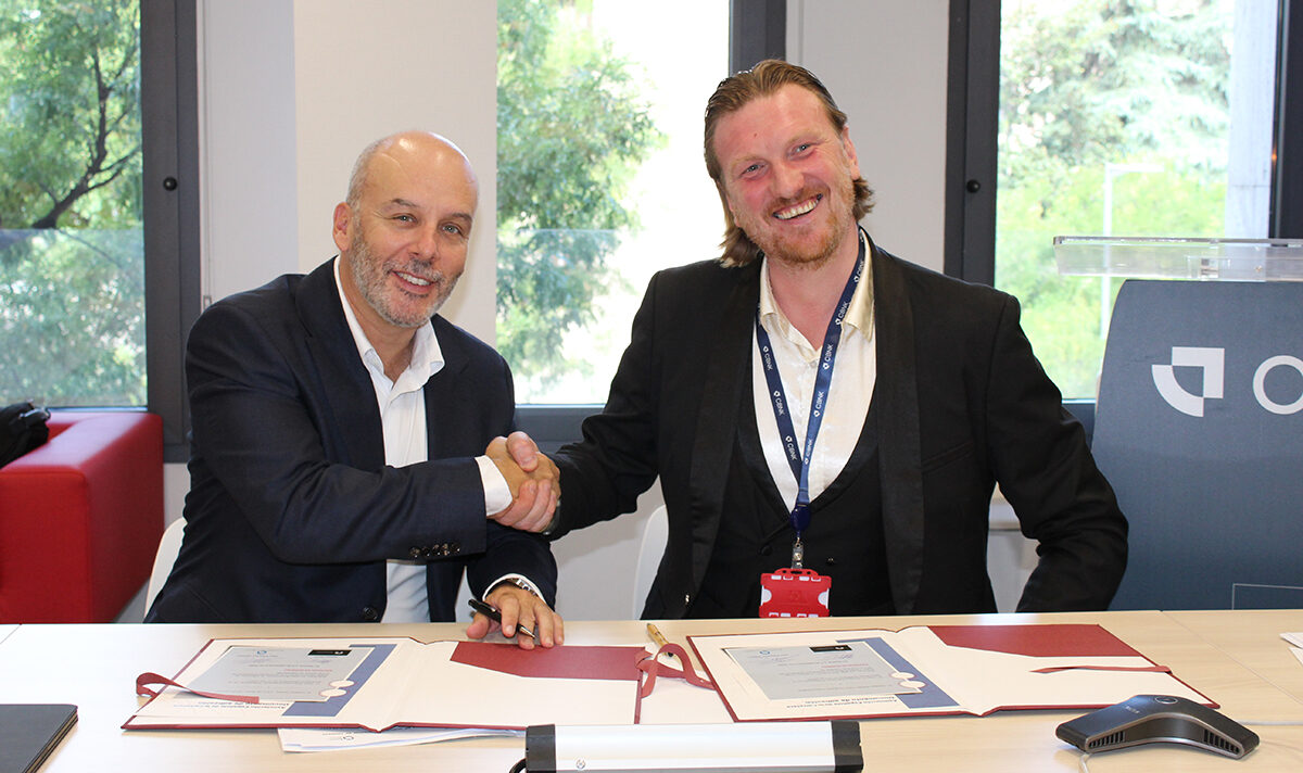 José Vicente Martínez (izquierda), en representación de la AEC, y Gaspar Anton, CEO de EyeVi, formalizan la adhesión de la empresa estonia a la Asociación.